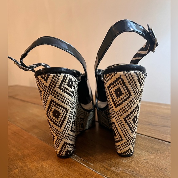 BCBG GENERATION PLATFORM SANDALS BLACK
PATENT OPEN TOE AZTEC WEDGES 9.5 - Picture 3 of 6